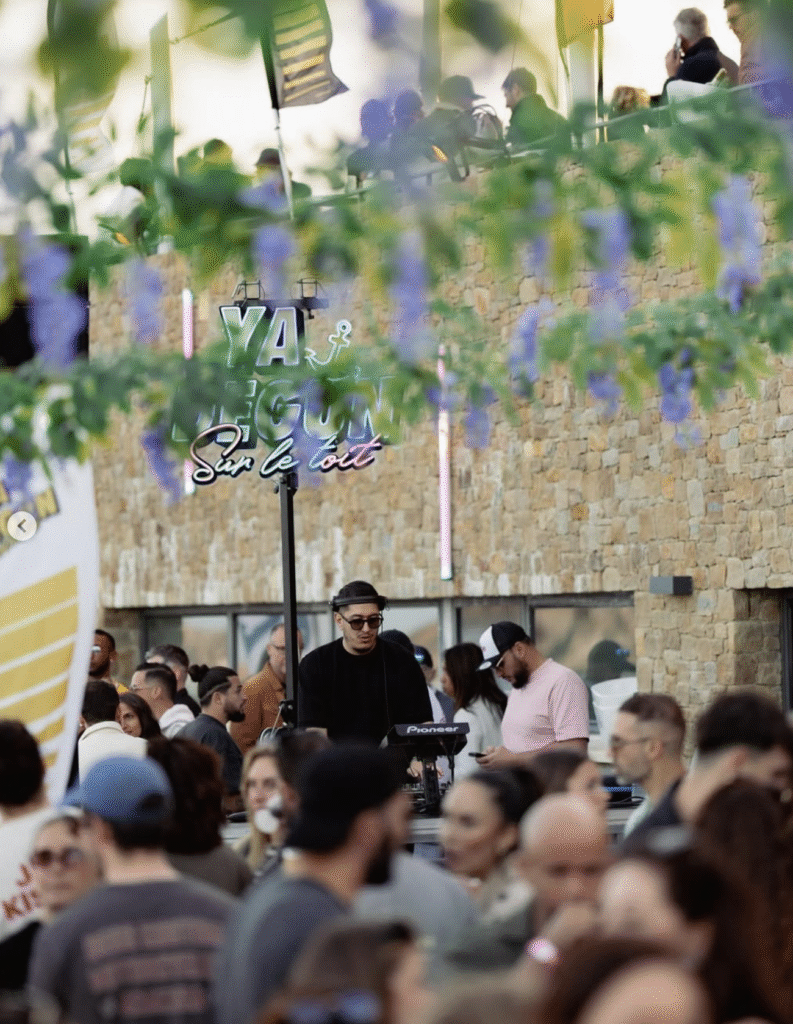 y'a degun sur le toit