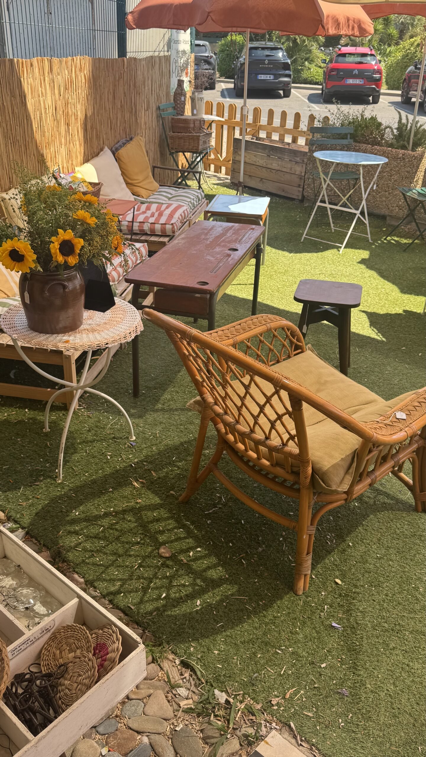 Café brocante six fours terrasse
